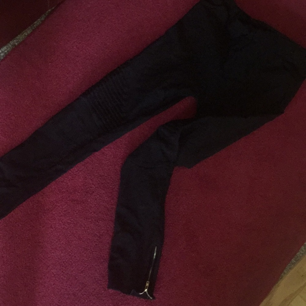 Black leggings. Zipper side.